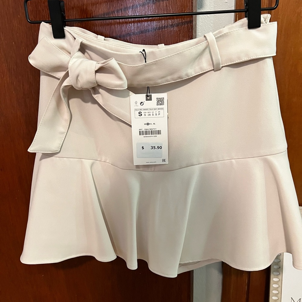 Zara high waisted bow skort. Side hidden inseam zip closure.